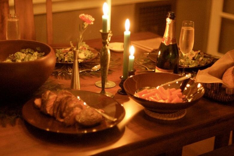 Les lumières tamisées peuvent réduire l'appétit, cela vaut donc la peine de dîner aux chandelles