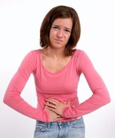 Douleur abdominale chez une femme souffrant de gastrite